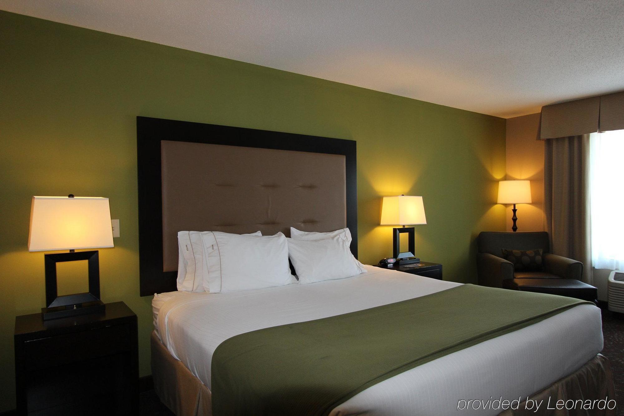 Holiday Inn Express & Suites Northwood By Ihg Silver Lake Exterior photo