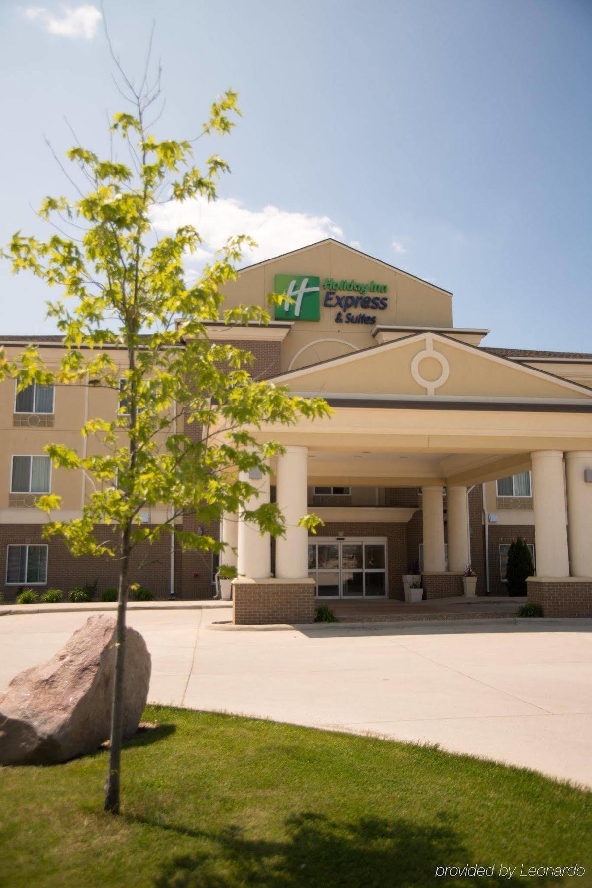 Holiday Inn Express & Suites Northwood By Ihg Silver Lake Exterior photo